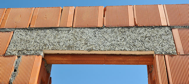 Insulation of a concrete lintel seen from the exterior side
