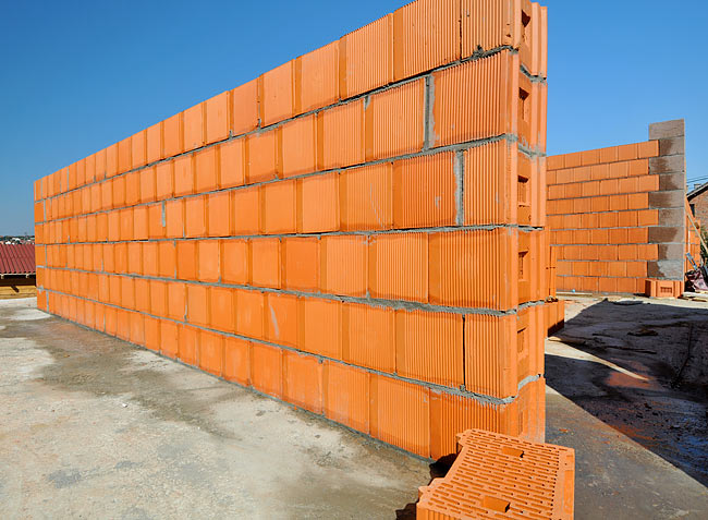 A POROTHERM 38 wall. This is no vertical joints and the horizontal joints are made with thermal mortar Baumit ThermoMörtel 50