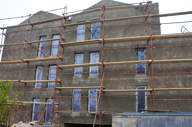 Cement milk applied on one side of the facade