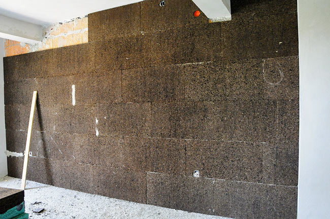 Zid pokriven oblogama industrijske plute u debljini od 2cm, skoro kompletiran