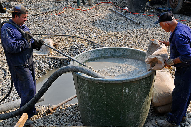 Preparing bentonite for injection in the borehole