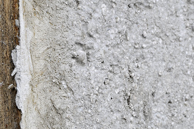 Pogled izbliza na Termika Supermal perlitni malter nanesen na spoljašnji zid
