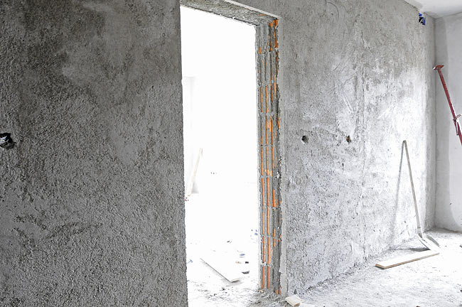 Perlitni termo-malter nanesen na zajednički zid između stepeništa i jednog stana