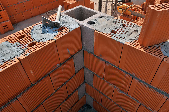 Primer unutrašnjeg serklaža, urađenog sa 30cm širokim ugaonim elementom, u zidu koji razdvaja dva stana