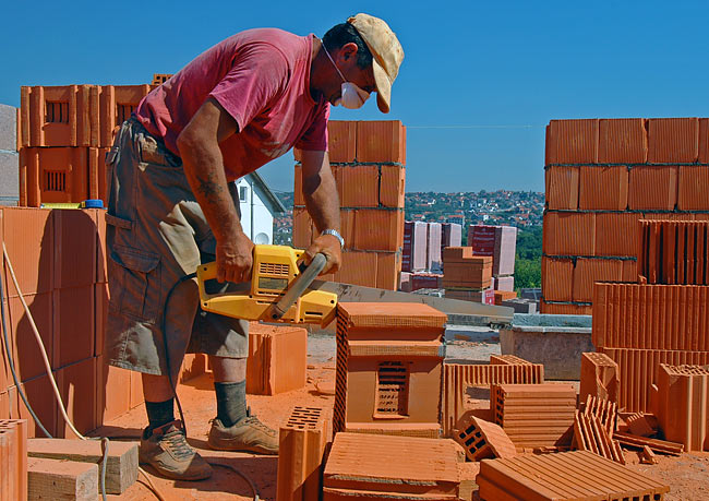 Cutting a POROTHERM 38 block using DeWALT Poroton-Alligator