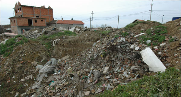 Nekoliko kuća je bilo izgrađeno ovde pre nego se desilo pomeranje tla