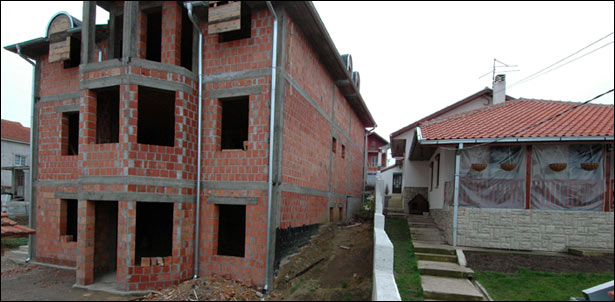 An illegal construction being built in front of the windows of another illegal house