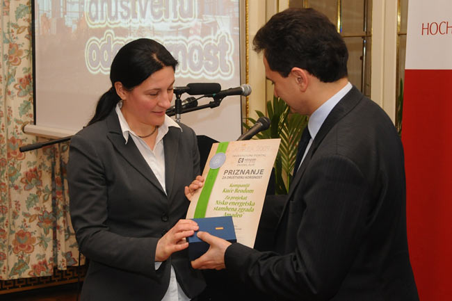 Milena Gojković-Mestre receives the award from Božidar Đelić - 01