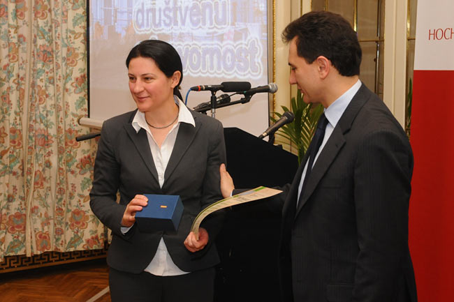 Milena Gojković-Mestre receives the award from Božidar Đelić - 02