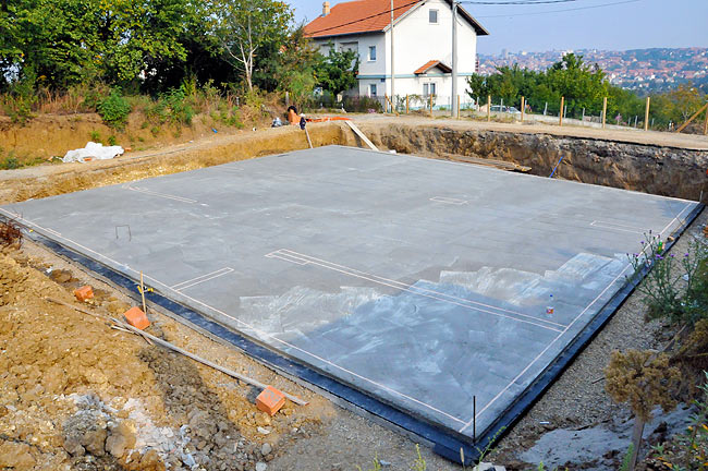 Protective layer of concrete on top of the hydro-insulation