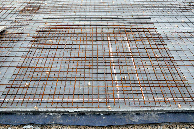Detail of the first layer of iron mesh with the first layer of iron bars in place