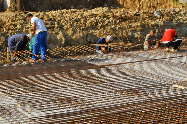 Positioning thickening iron beams on the perimeter of the slab