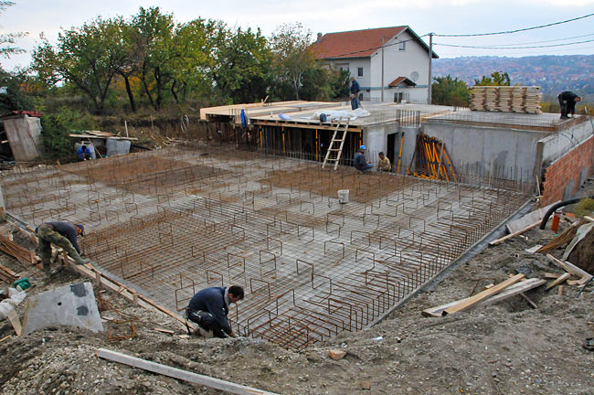 Installing reinforcement for the armed concrete base slab of Amadeo II - 1