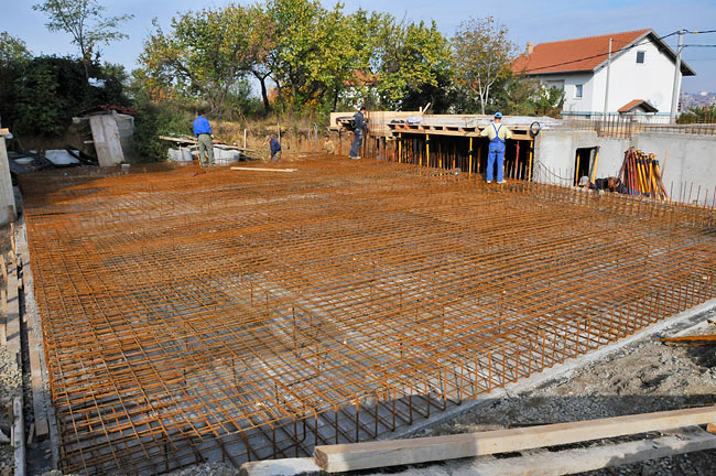 Installing reinforcement for the armed concrete base slab of Amadeo II - 4