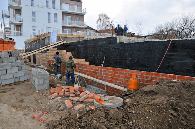 Building protective brick wall in front of the hydro-insulation