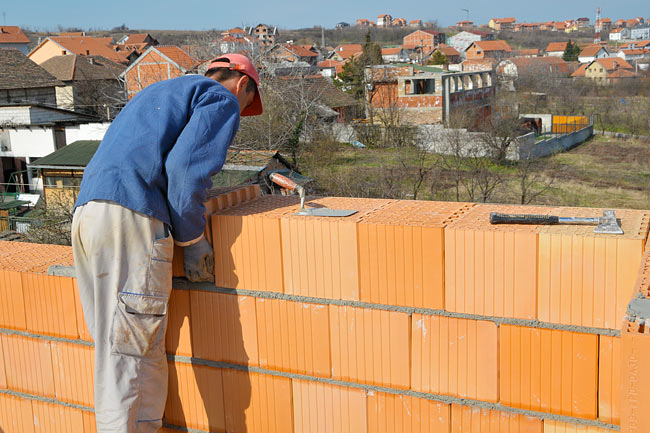 Placing one block Klimabloc 38 in the external wall