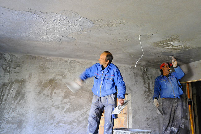 Doing mortar on the ceiling of one apartment - 2