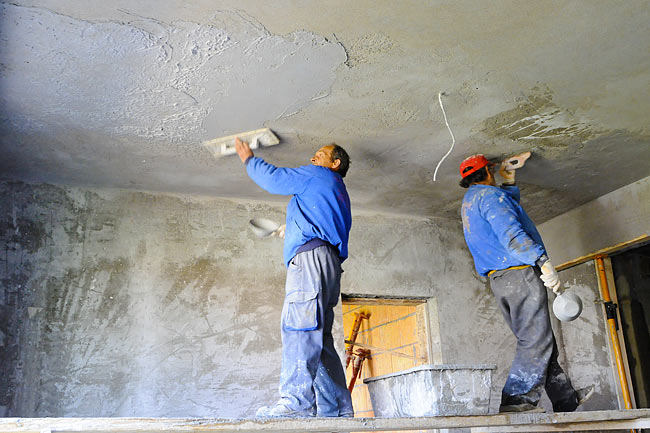 Doing mortar on the ceiling of one apartment - 3
