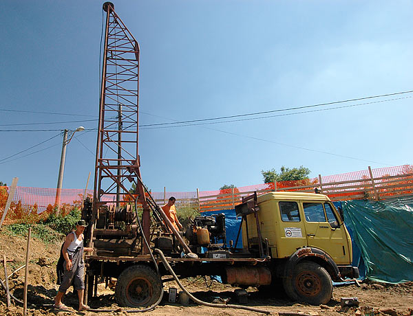 Raising the derrick of the drilling rig - 03
