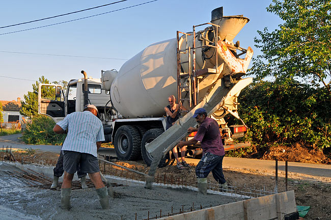 MARMIL inženjering mixer truck pouring concrete in the far end of Amadeo A1 slab