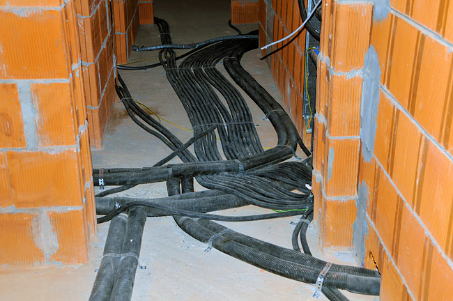 Underfloor heating, fancoil and electric distribution in the corridor