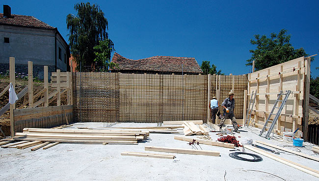 Installing the other side of the wooden structure of the wall concrete cast