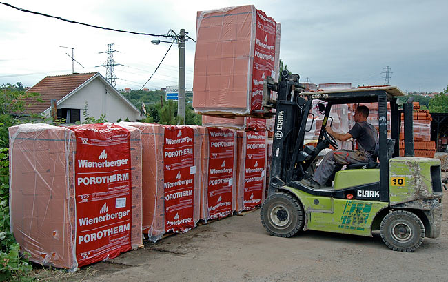 Unloading the pallets of POROTHERM 38 S P+E PLUS from the truck - 03