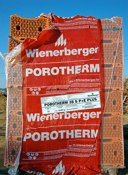 Pallet of POROTHERM 38 S P+E PLUS on Amadeo's construction land - 01