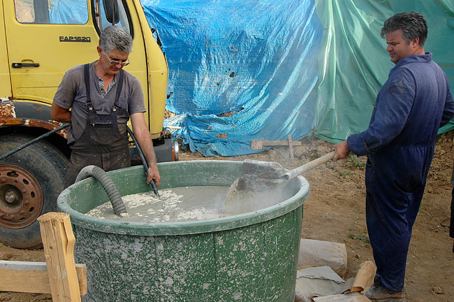 Preparing bentonite to inject in the borehole - 03