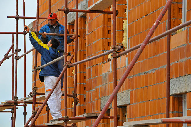 Installation scaffolding Amadeo west side closeup
