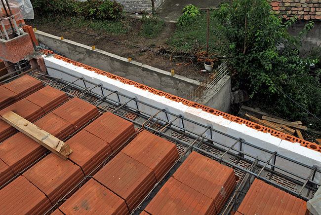 POROTHERM cerclage elements to prevent thermal bridges on concrete slab
