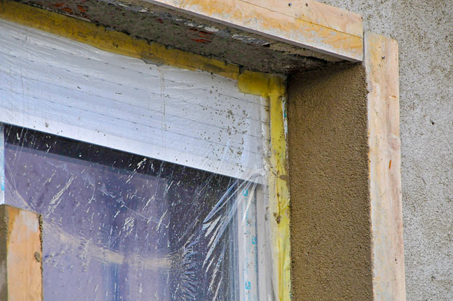 Thermal mortar applied on the side of a window