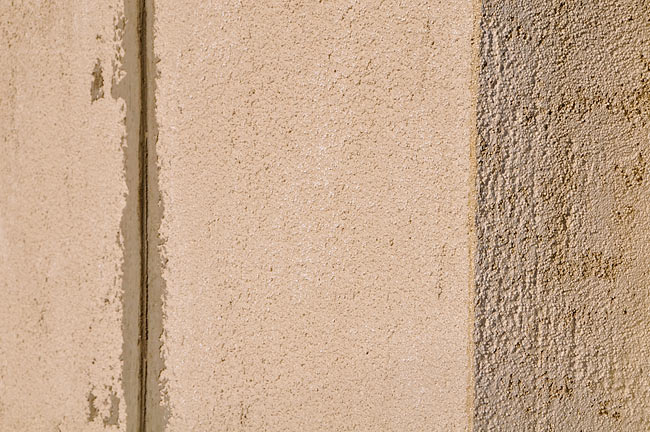 Osušeni termo malter nanešen na zid i sa strane prozora