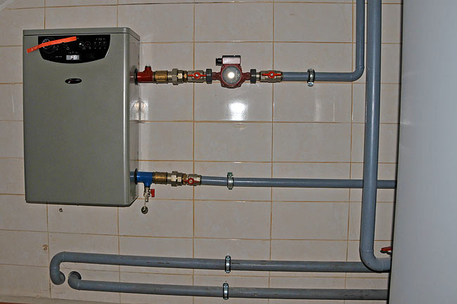 Backup electric resistance and connection to the sanitary hot water system