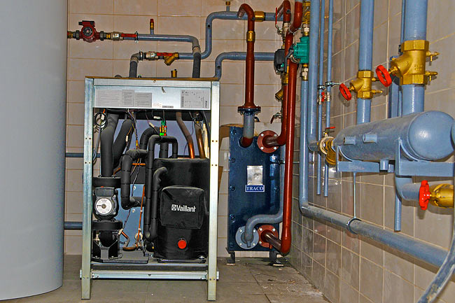Vaillant toplotna pumpa u toku instalacije sa izmenjivačem toplote za pasivno hlađenje i kolom na desnoj strani