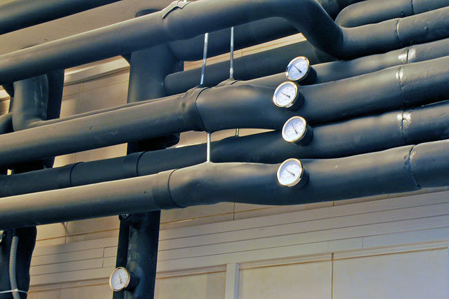 Temperature gauges on the distribution pipes