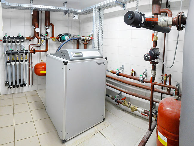 Geotermalna toplotna pumpa instalirana u tehničkoj prostoriji u Amadeu II
