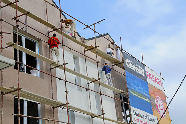 Applying Ceresit CT 174 plaster on Amadeo II facade