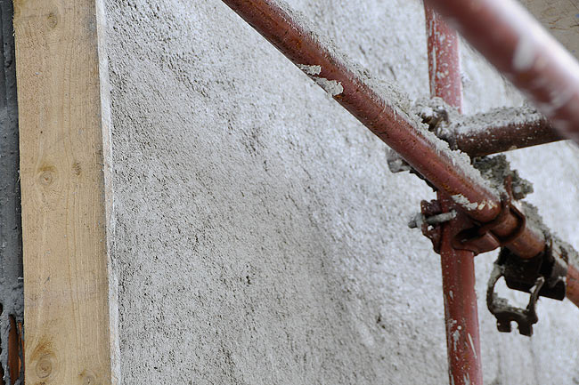 Pogled  izbliza na Termika Supermal perlitni malter nanesen na spoljašnji zid posle glačanja i sušenja