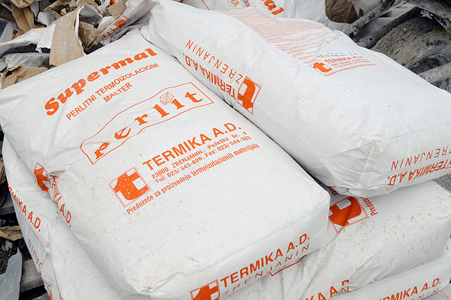 Bags of perlite mortar Termika Supermal on Amadeo II construction site