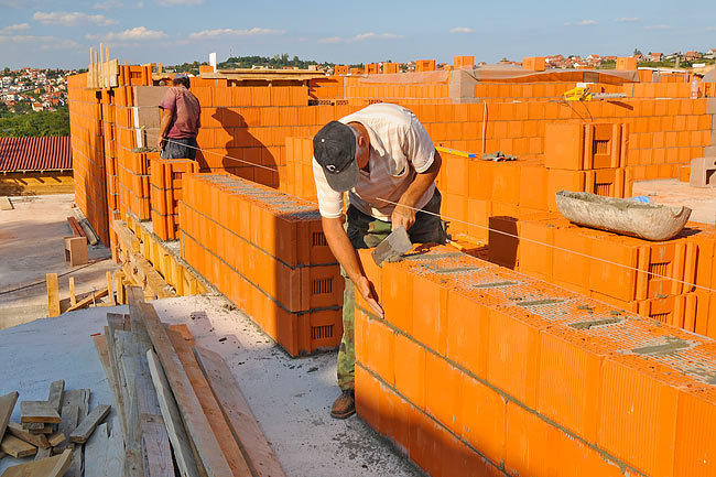 Exemple of thermal inertia in the walls using large clay blocks in Amadeo