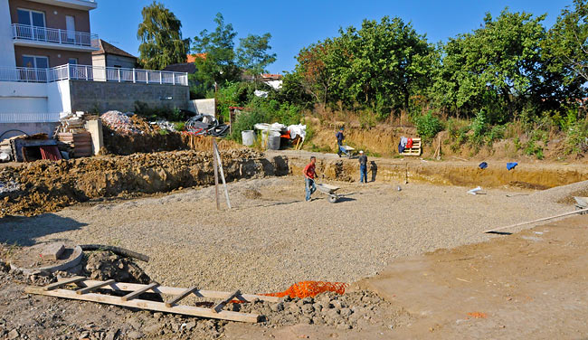 Doing the second layer of drainage with small stones - 1