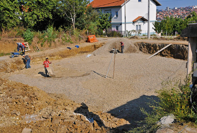 Doing the second layer of drainage with small stones - 2