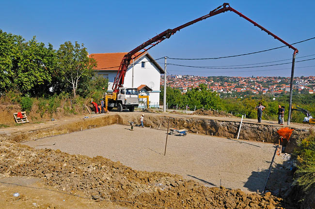 The cast of the footer slab above the drainage layer