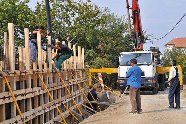 Nalivanje betona za vreme treće etape na zidovim parkinga za Amadeo II