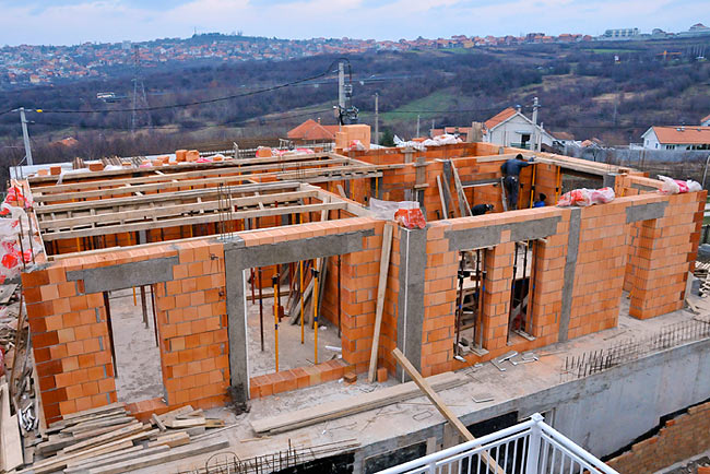 View of Amadeo II ground floor. Only on side of the first floor slab remain to be done