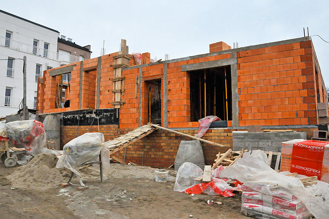 View of Amadeo II ground floor from the street. All parts where concrete was used have been insulated from outside and from inside