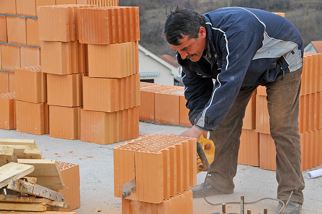 Cutting a block Klimabloc 38 with Poroton-Alligator - 1