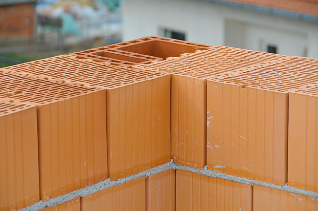 Closeup on a corner element in a wall of Klimabloc 38