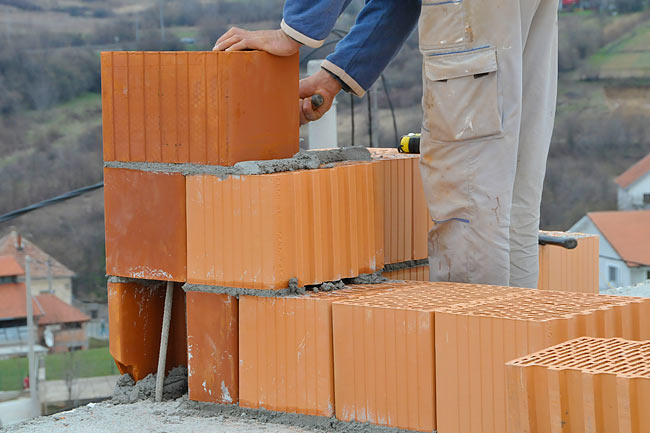 Installing a corner element alternated from the corner element below